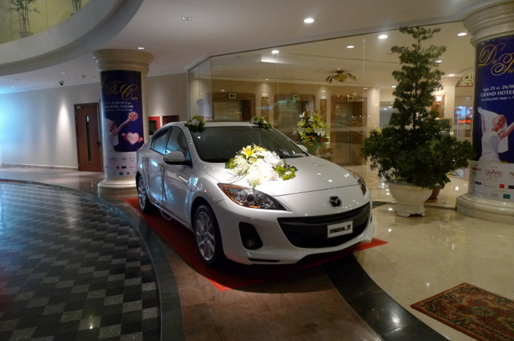 Em Mazda 3 làm xe hoa ngay Grand Hotel!