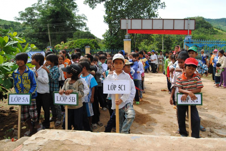 Hình ảnh chương trình " Đưa Em Vượt Suối băng rừng" tại khánh Sơn