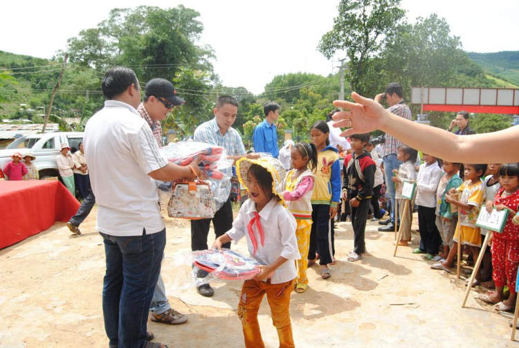 Hình ảnh chương trình " Đưa Em Vượt Suối băng rừng" tại khánh Sơn