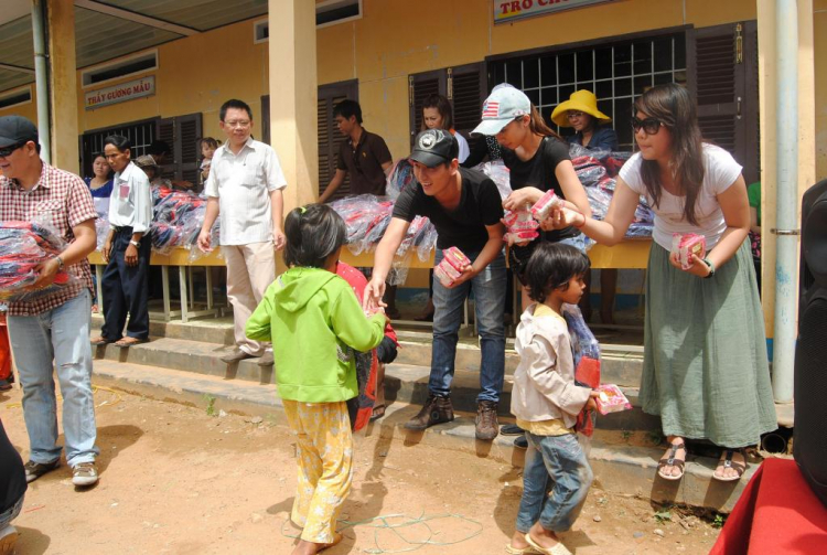 Hình ảnh chương trình " Đưa Em Vượt Suối băng rừng" tại khánh Sơn Hình ảnh chương trình " Đưa Em Vượt Suối băng rừng" tại khánh Sơn