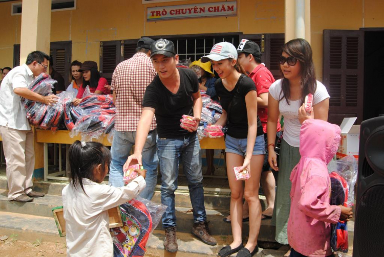 Hình ảnh chương trình " Đưa Em Vượt Suối băng rừng" tại khánh Sơn Hình ảnh chương trình " Đưa Em Vượt Suối băng rừng" tại khánh Sơn