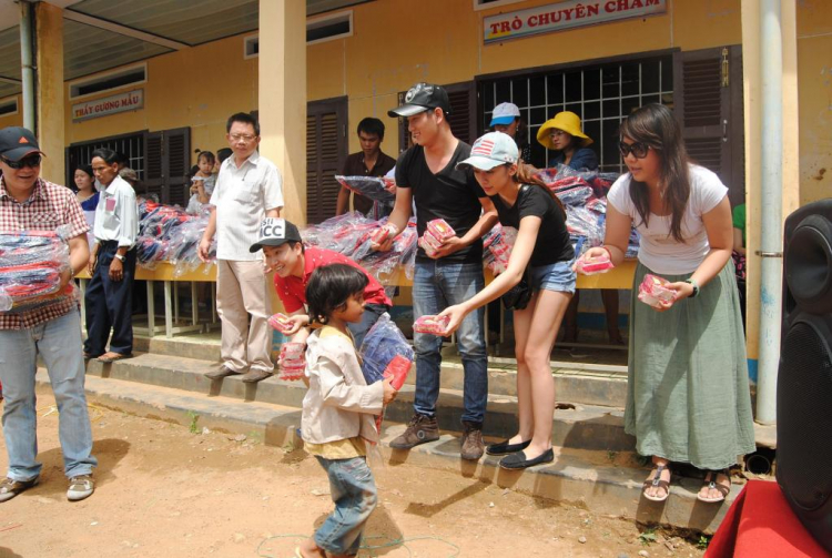 Hình ảnh chương trình " Đưa Em Vượt Suối băng rừng" tại khánh Sơn