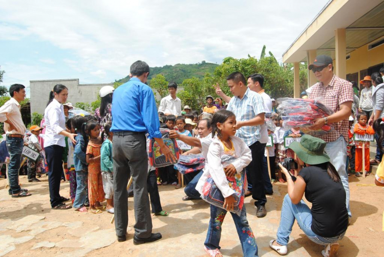 Hình ảnh chương trình " Đưa Em Vượt Suối băng rừng" tại khánh Sơn