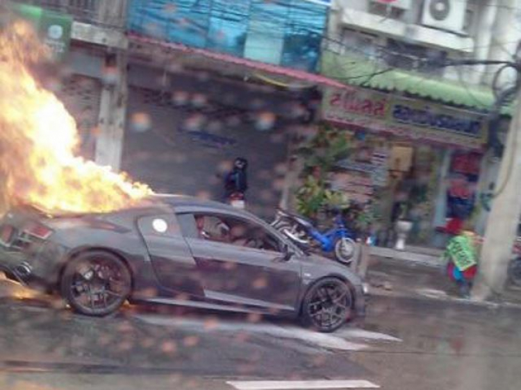 Audi R8 cháy thành tro sau cơn mưa ở Thái Lan