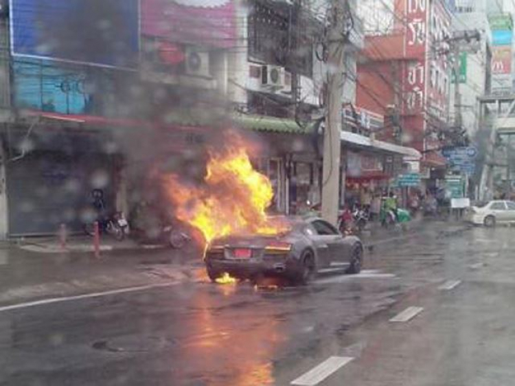 Audi R8 cháy thành tro sau cơn mưa ở Thái Lan