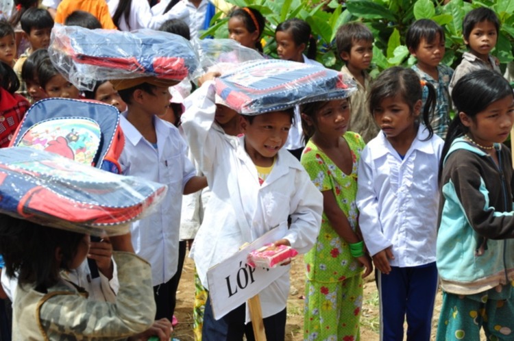 Hoạt động từ thiện "Đưa em vượt suối, băng rừng" tựu trường 2012 tại Trường Thành Sơn