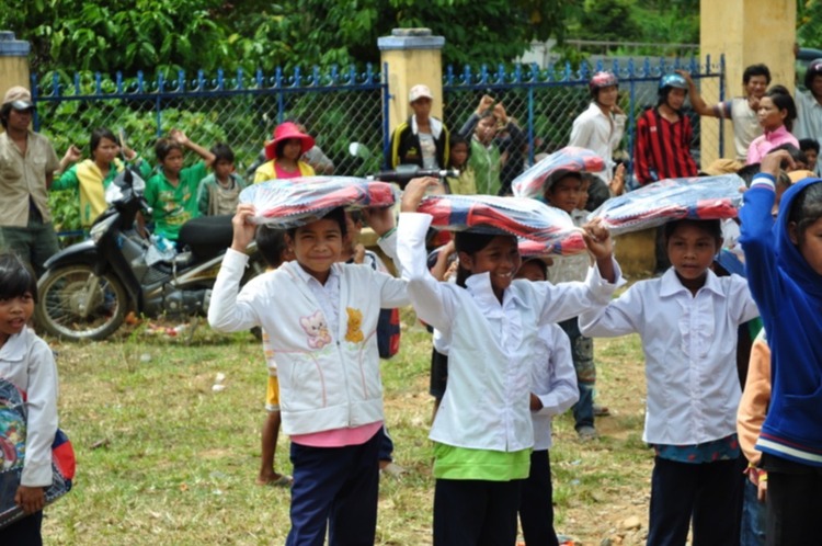 Hoạt động từ thiện "Đưa em vượt suối, băng rừng" tựu trường 2012 tại Trường Thành Sơn