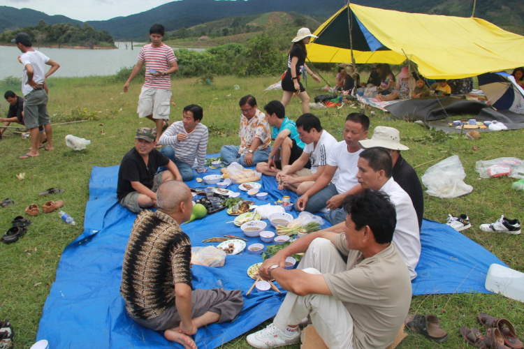 Du ngoạn trên biển bằng xuồng phao bơm hơi.