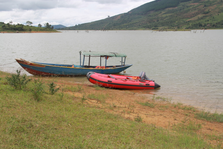 Du ngoạn trên biển bằng xuồng phao bơm hơi.