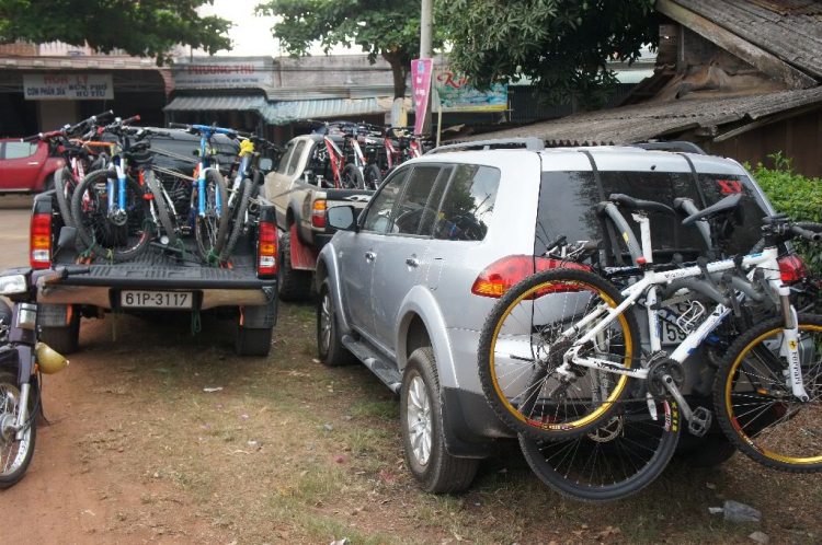 Tại sao XXX không bắt các xe đạp chạy trong làn xe hơi ở đại lộ Võ Văn Kiệt?