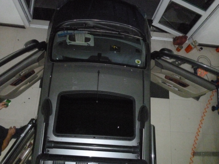 Em Nissan Livina lên cửa sổ trời (Sunroof)