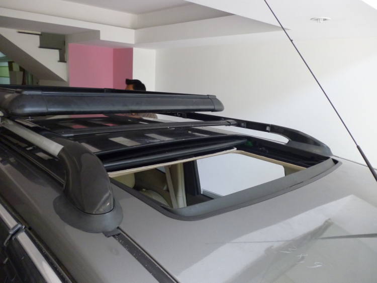 Em Nissan Livina lên cửa sổ trời (Sunroof)