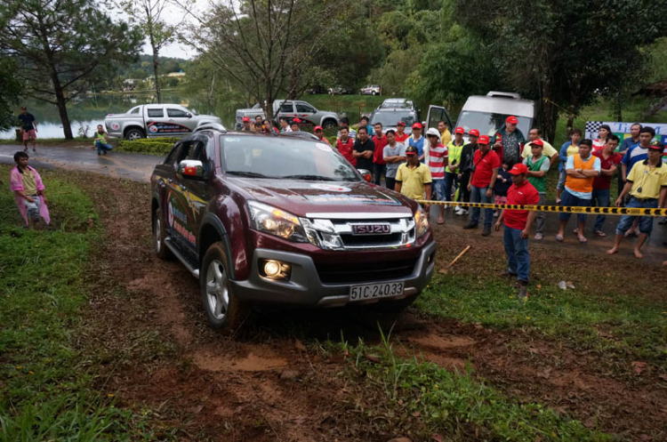 Đoàn Caravan Isuzu D-Max tham gia hành trình "Kết nối đam mê - sẻ chia cộng đồng"