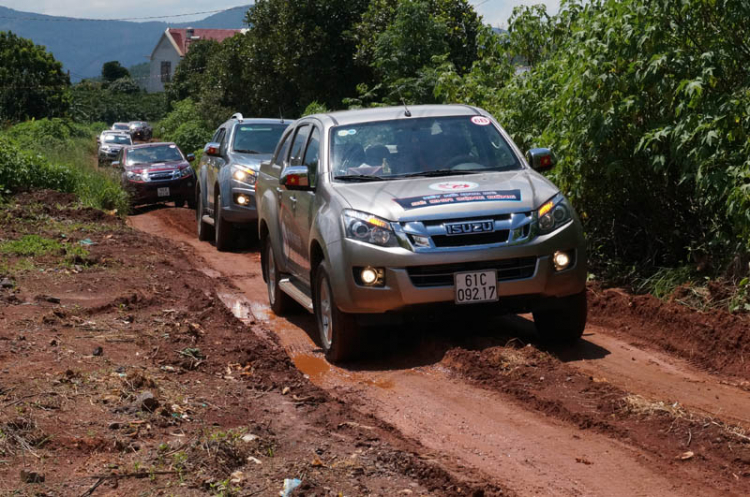 Đoàn Caravan Isuzu D-Max tham gia hành trình "Kết nối đam mê - sẻ chia cộng đồng"