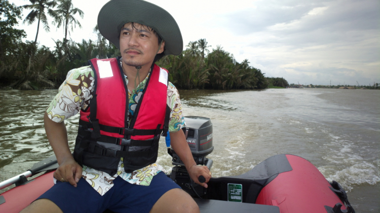 Du ngoạn trên biển bằng xuồng phao bơm hơi. Du ngoạn trên biển bằng xuồng phao bơm hơi.