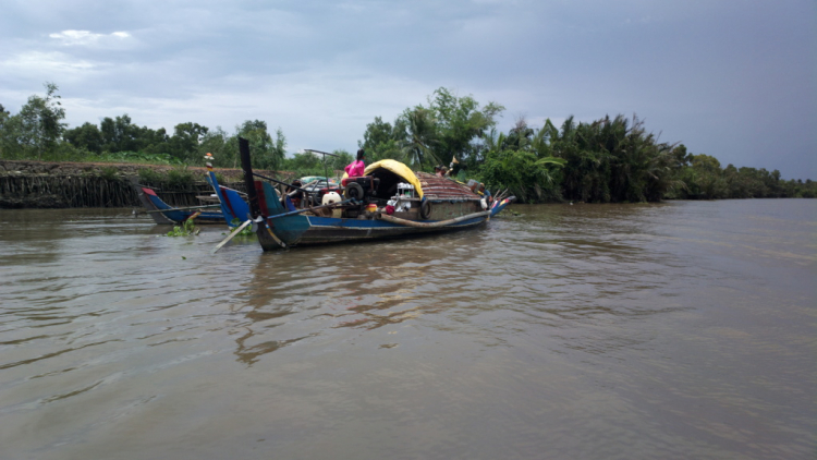 Du ngoạn trên biển bằng xuồng phao bơm hơi.