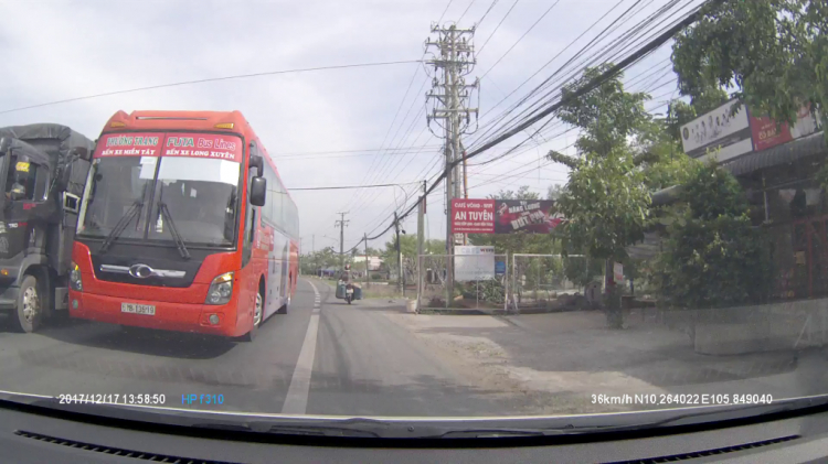 Xe Phương Trang vượt ẩu.