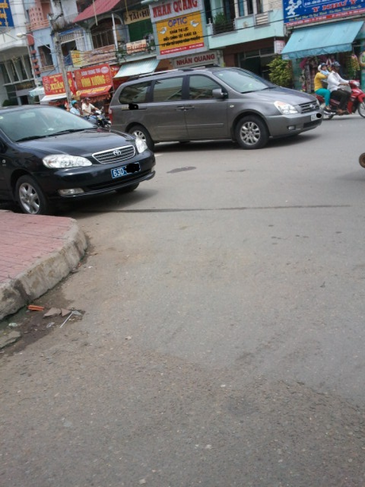 Xe biển xanh đậu như vậy thì làm sao phạt xe biển trắng đây????