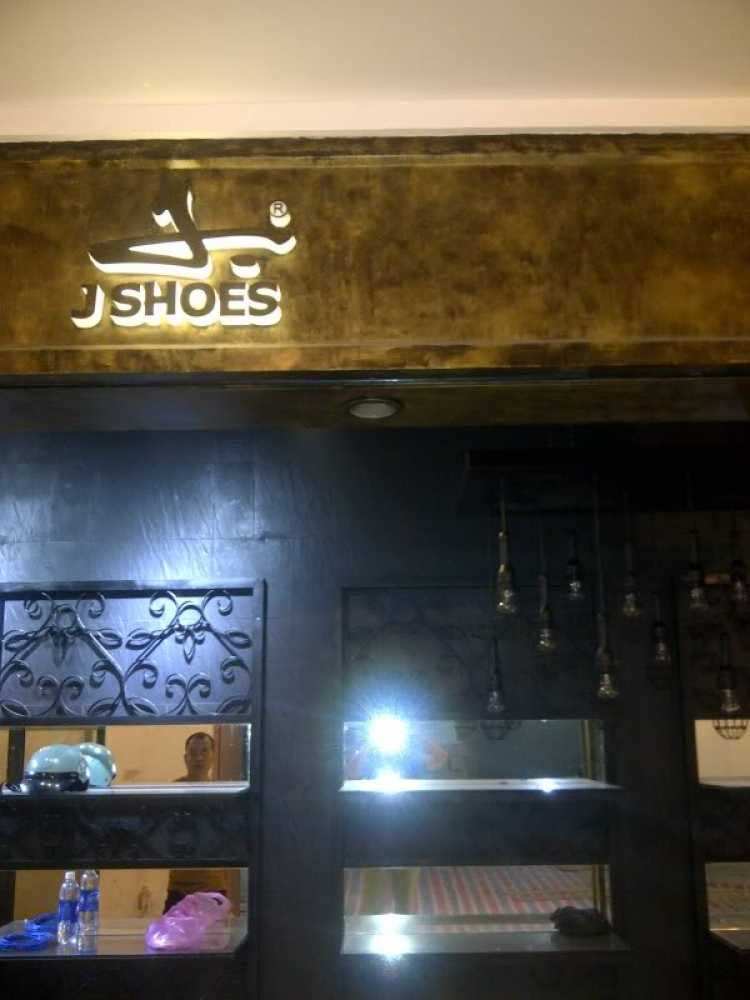 Showroom J-Shoe Vincom