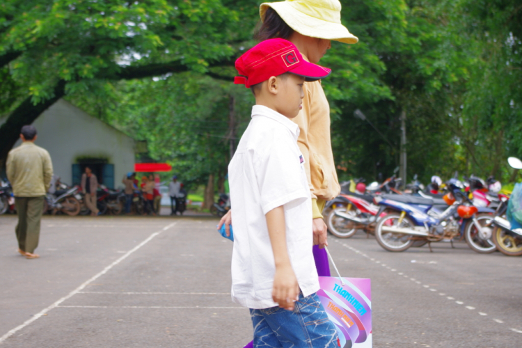 MFC trao quà trung thu cho trẻ em nghèo tại Bình phước ngày 29.9 MFC trao quà trung thu cho trẻ em nghèo tại Bình phước ngày 29.9