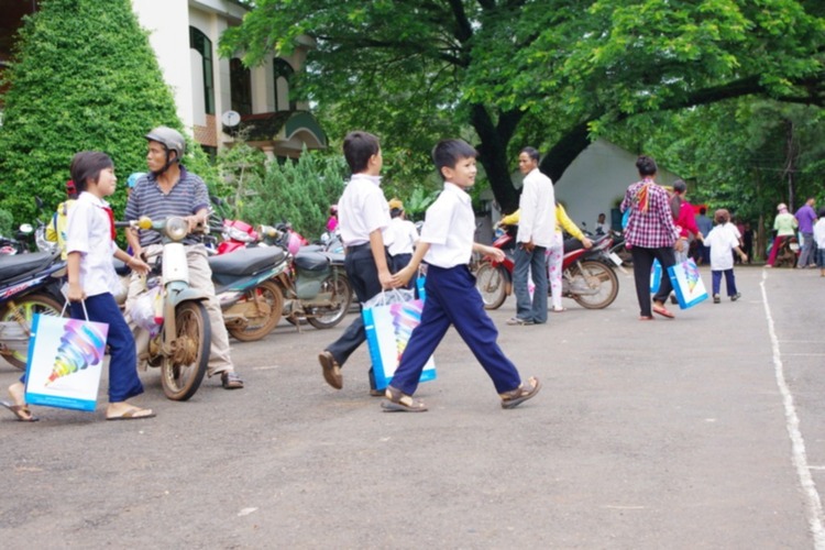 MFC trao quà trung thu cho trẻ em nghèo tại Bình phước ngày 29.9