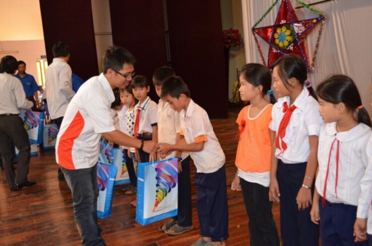 MFC trao quà trung thu cho trẻ em nghèo tại Bình phước ngày 29.9 MFC trao quà trung thu cho trẻ em nghèo tại Bình phước ngày 29.9