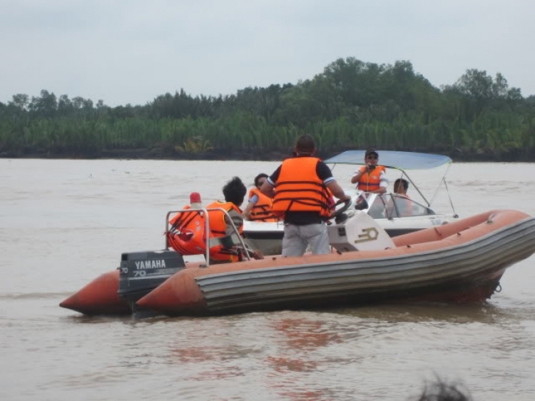 Du ngoạn trên biển bằng xuồng phao bơm hơi.