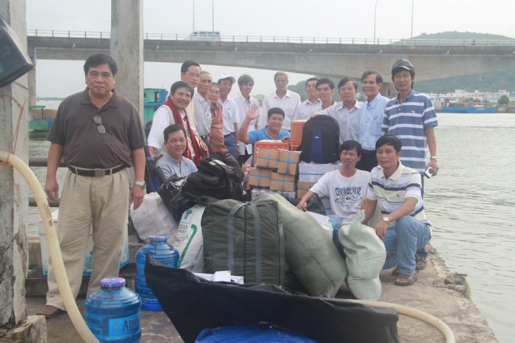 Du ngoạn trên biển bằng xuồng phao bơm hơi.