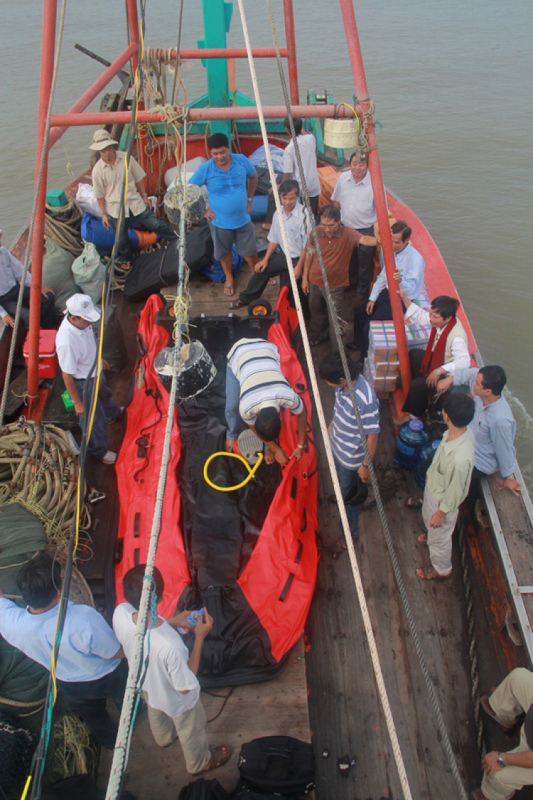 Du ngoạn trên biển bằng xuồng phao bơm hơi.