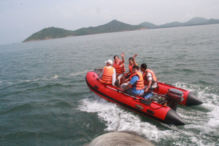 Du ngoạn trên biển bằng xuồng phao bơm hơi. Du ngoạn trên biển bằng xuồng phao bơm hơi.