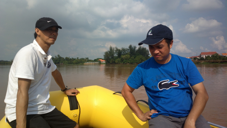 Du ngoạn trên biển bằng xuồng phao bơm hơi.