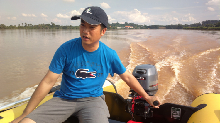 Du ngoạn trên biển bằng xuồng phao bơm hơi. Du ngoạn trên biển bằng xuồng phao bơm hơi.