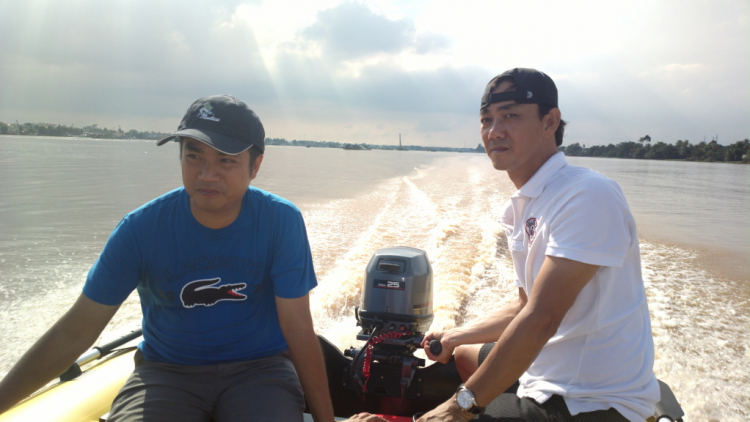 Du ngoạn trên biển bằng xuồng phao bơm hơi. Du ngoạn trên biển bằng xuồng phao bơm hơi.