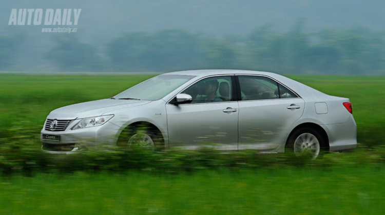 Camry 2.0E trên thảm lúa 3 màu tuyệt đẹp :)