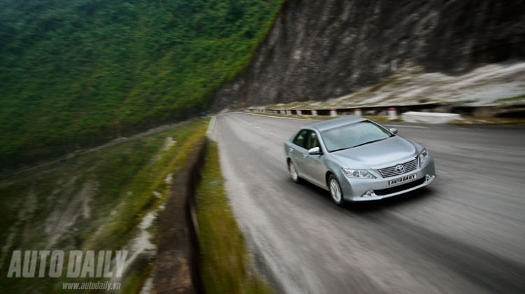 Camry 2.0E trên thảm lúa 3 màu tuyệt đẹp :) Camry 2.0E trên thảm lúa 3 màu tuyệt đẹp :)