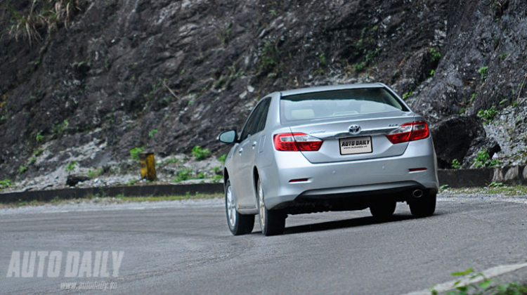 Camry 2.0E trên thảm lúa 3 màu tuyệt đẹp :) Camry 2.0E trên thảm lúa 3 màu tuyệt đẹp :)