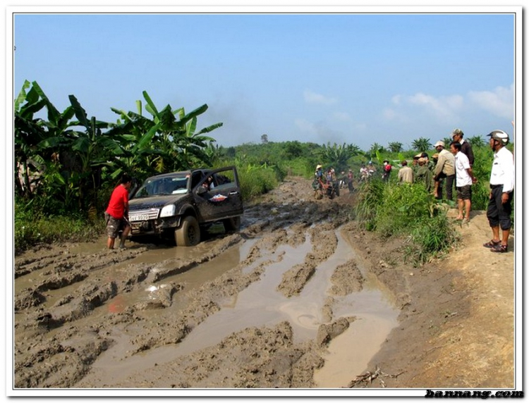 Hình ảnh OS Offroad cùng chia sẽ khó khăn cùng học sinh nghèo hiếu học bản mông