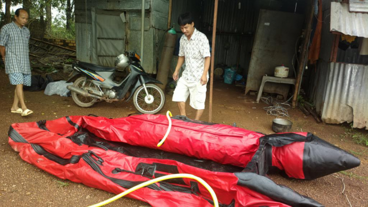 Du ngoạn trên biển bằng xuồng phao bơm hơi. Du ngoạn trên biển bằng xuồng phao bơm hơi.