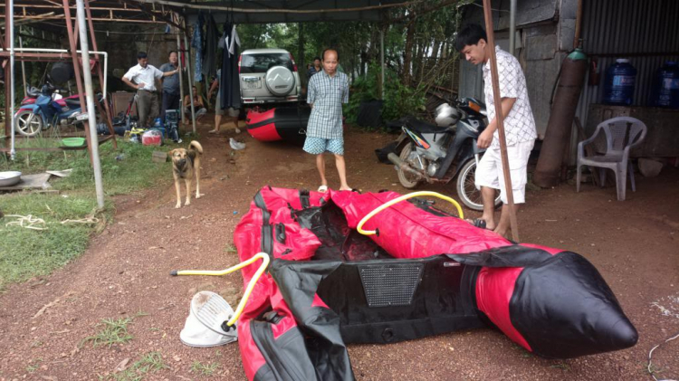 Du ngoạn trên biển bằng xuồng phao bơm hơi.