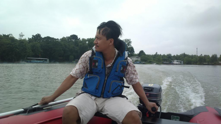 Du ngoạn trên biển bằng xuồng phao bơm hơi. Du ngoạn trên biển bằng xuồng phao bơm hơi.