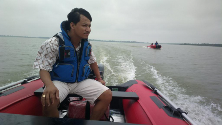 Du ngoạn trên biển bằng xuồng phao bơm hơi. Du ngoạn trên biển bằng xuồng phao bơm hơi.