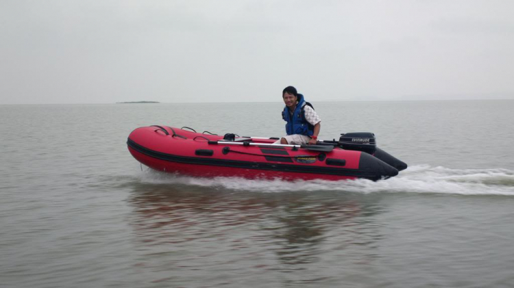 Du ngoạn trên biển bằng xuồng phao bơm hơi. Du ngoạn trên biển bằng xuồng phao bơm hơi.