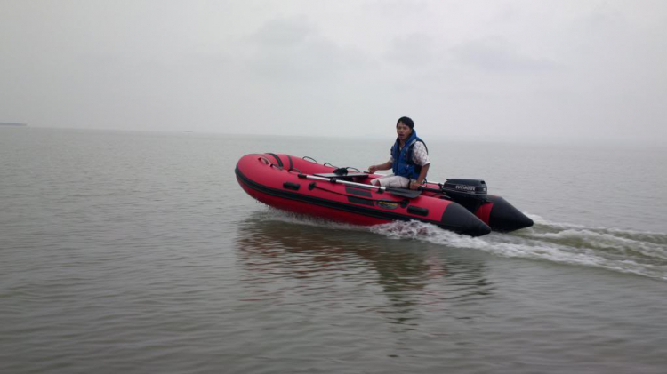 Du ngoạn trên biển bằng xuồng phao bơm hơi. Du ngoạn trên biển bằng xuồng phao bơm hơi.