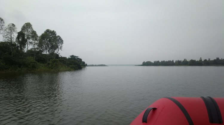 Du ngoạn trên biển bằng xuồng phao bơm hơi. Du ngoạn trên biển bằng xuồng phao bơm hơi.