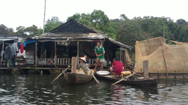 Du ngoạn trên biển bằng xuồng phao bơm hơi.