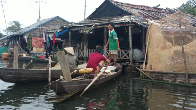 Du ngoạn trên biển bằng xuồng phao bơm hơi.