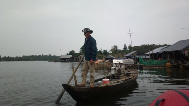 Du ngoạn trên biển bằng xuồng phao bơm hơi. Du ngoạn trên biển bằng xuồng phao bơm hơi.