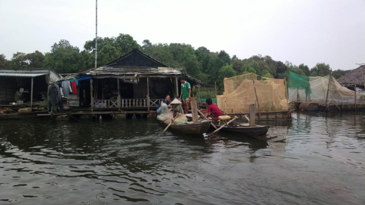 Du ngoạn trên biển bằng xuồng phao bơm hơi. Du ngoạn trên biển bằng xuồng phao bơm hơi.