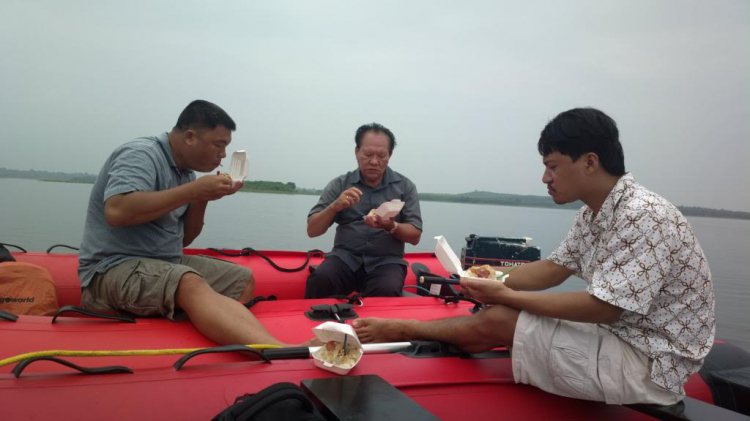 Du ngoạn trên biển bằng xuồng phao bơm hơi. Du ngoạn trên biển bằng xuồng phao bơm hơi.