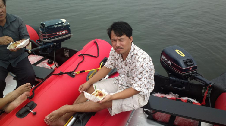 Du ngoạn trên biển bằng xuồng phao bơm hơi. Du ngoạn trên biển bằng xuồng phao bơm hơi.